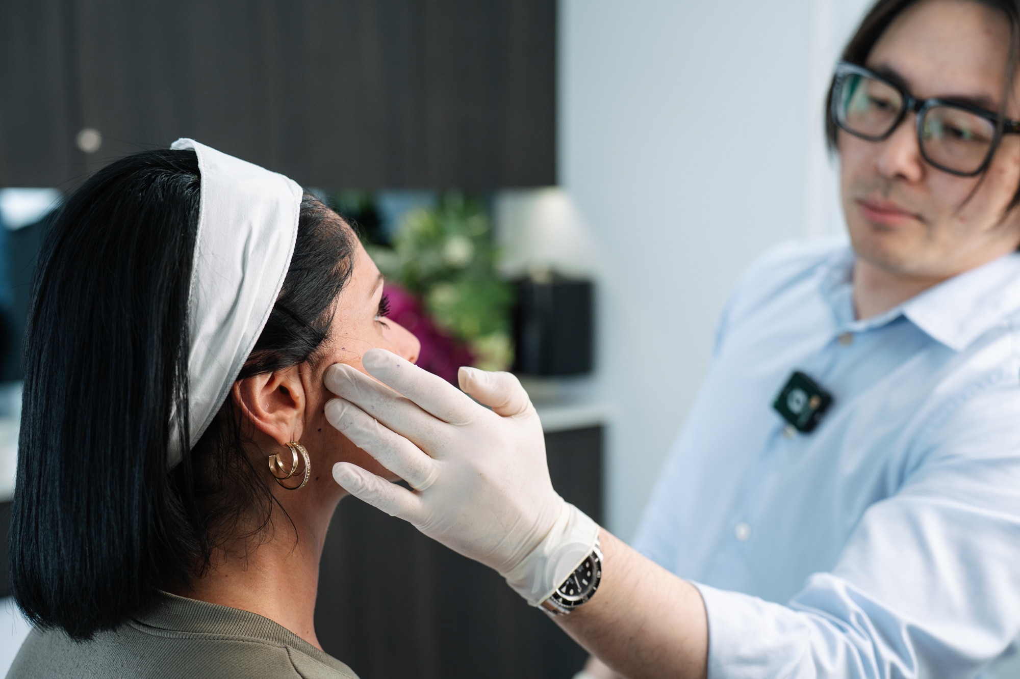 Face thread lift carried out by a leading cosmetic doctor from Contour Clinics